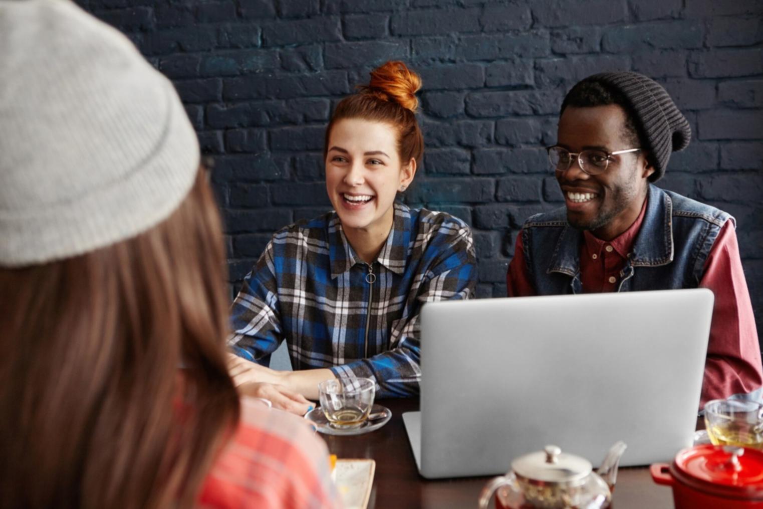 Équipe darivonexiq en réunion de travail collaboratif